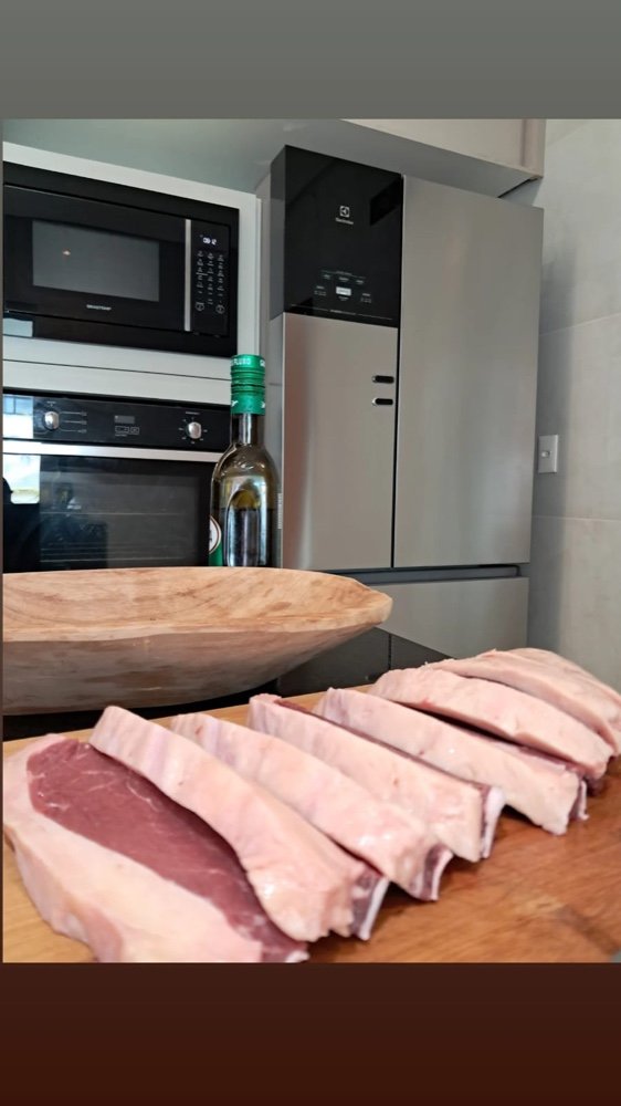 Costela assada lentamente no bafo com crosta de ervas